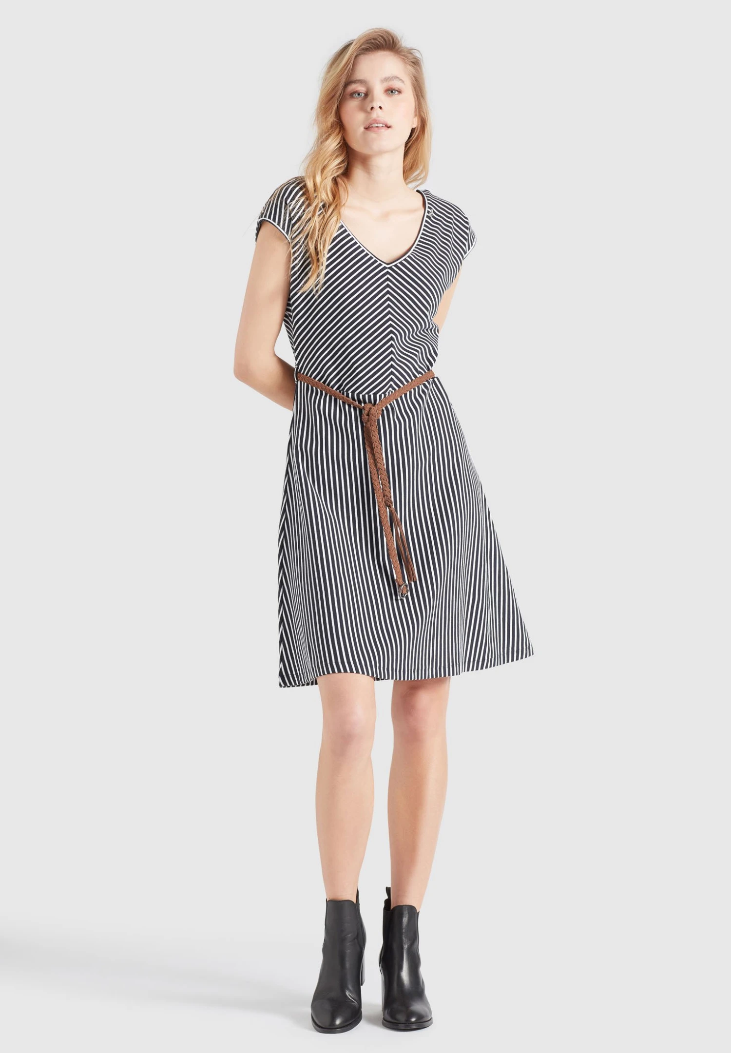 Khujo Leifa - Vestido Informal - Dunkelblau-Weiß Gestreift 4 Khujo Leifa - Vestido Informal - Dunkelblau-Weiß Gestreift - Image 2